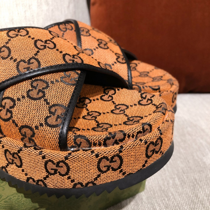 G*u*i slippers