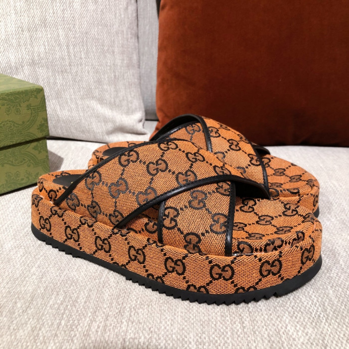 G*u*i slippers