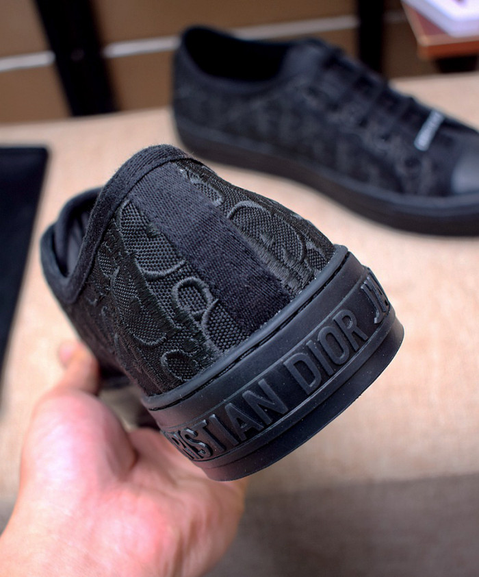 d10r b23 oblique low top sneaker