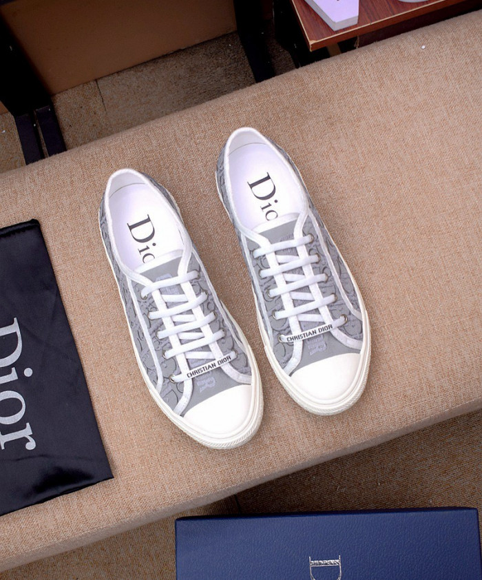 d10r b23 oblique low top sneaker