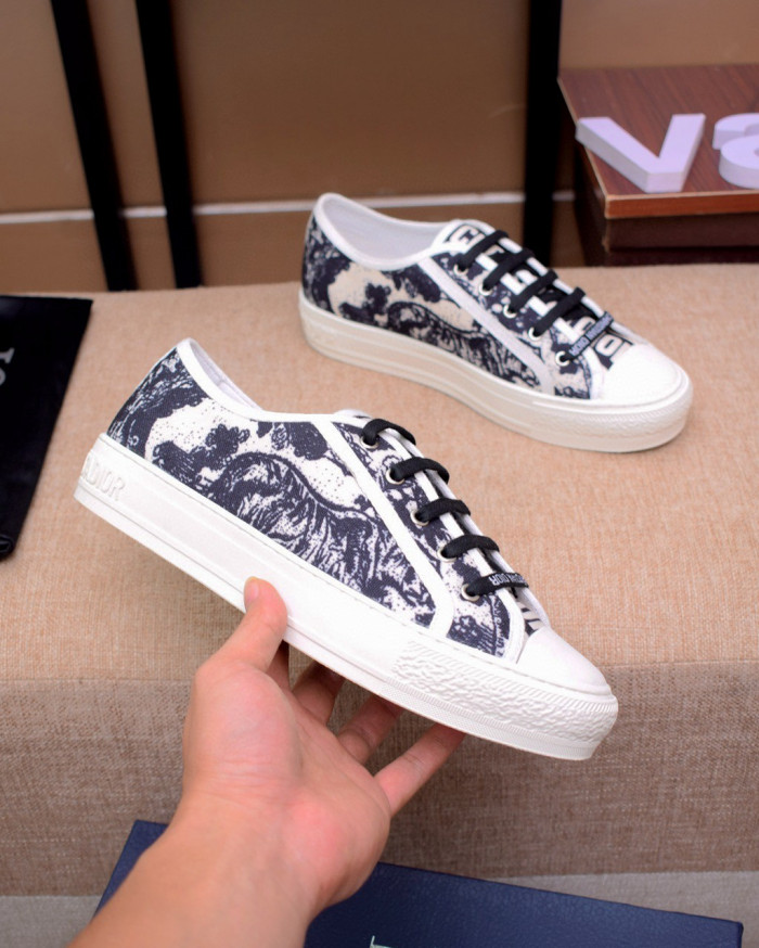 d10r b23 oblique low top sneaker