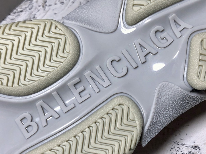 blcg triple s trainer  grey red 536737 w09oh 6151