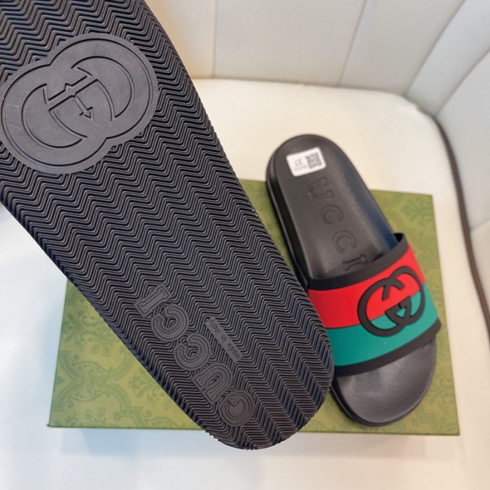 G*u*i slippers