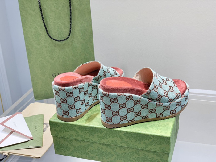 G*u*i slippers