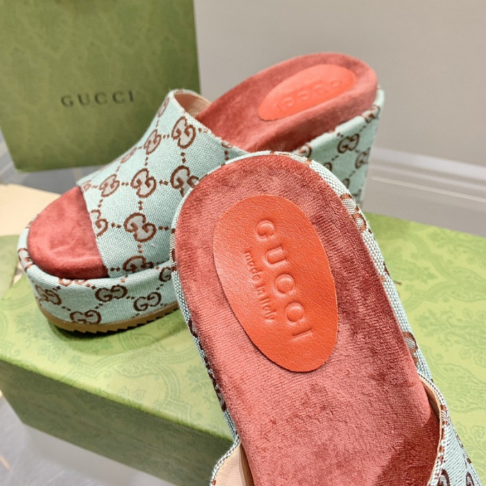 G*u*i slippers