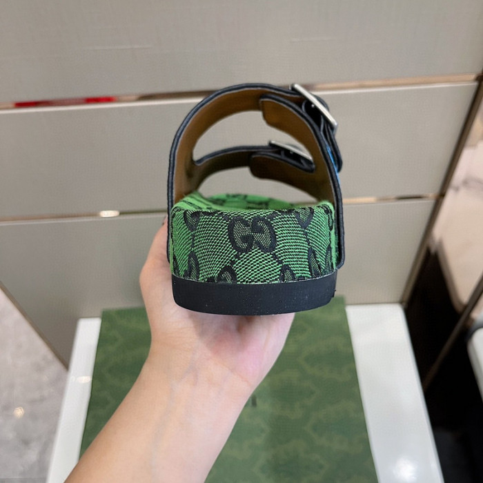 G*u*i slippers