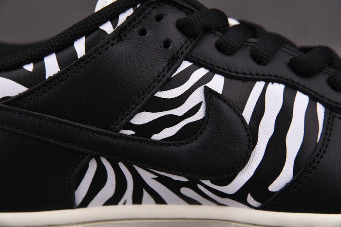 quartersnacks x nike sb dunk low zebra dm3510-001