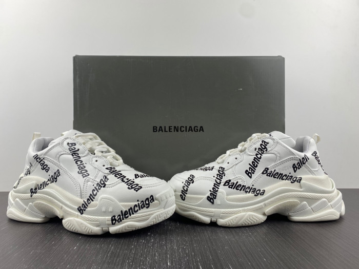 Ba*len*cia*ga triple s