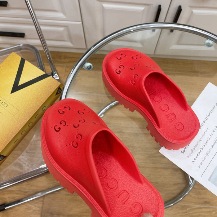 G*u*i slippers