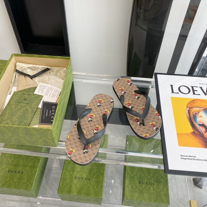 G*u*i slippers