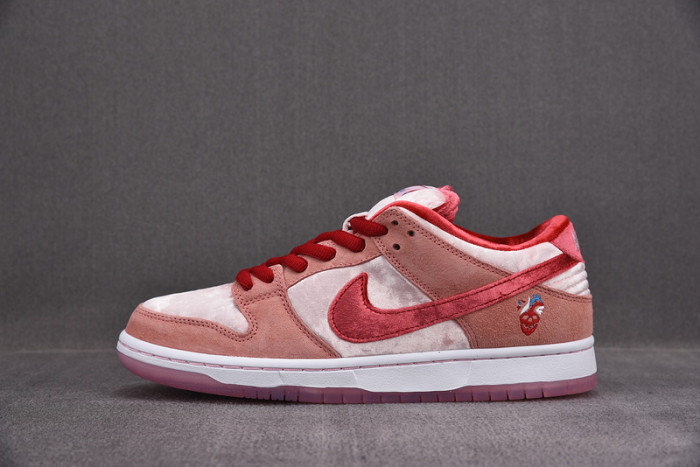 nike sb dunk low strangelove skateboards  ct2552-800