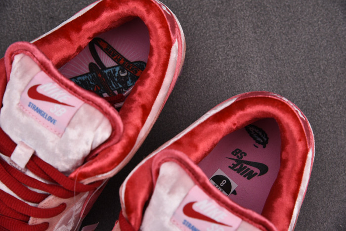 nike sb dunk low strangelove skateboards  ct2552-800