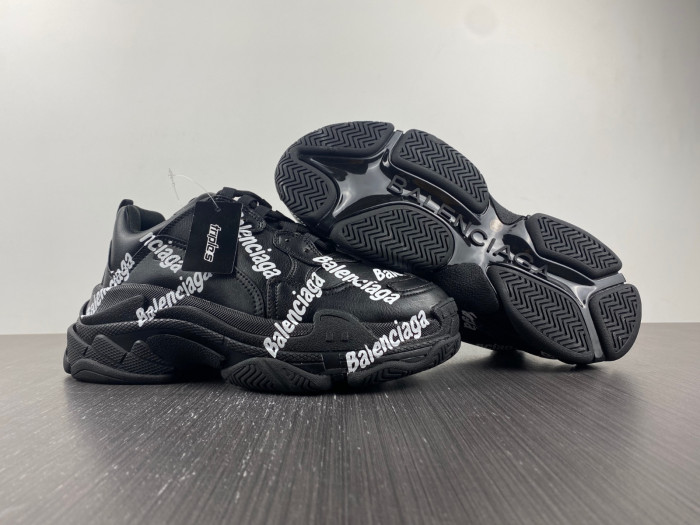 Ba*len*cia*ga triple s