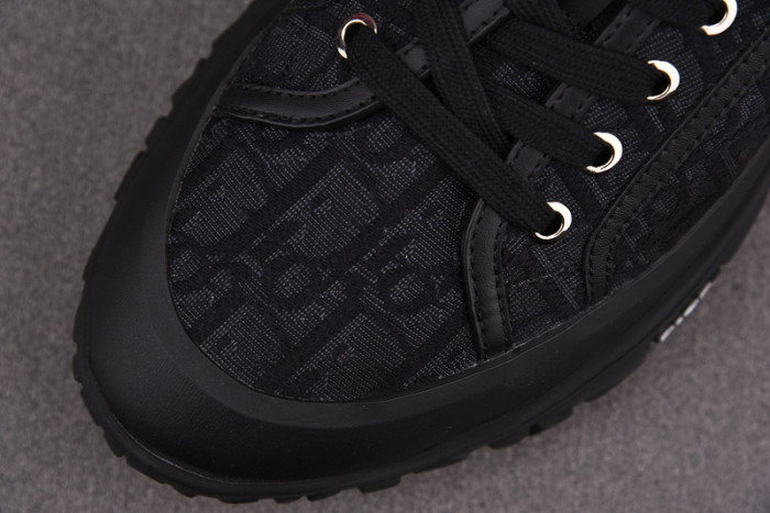 d10r b28  oblique low top sneaker